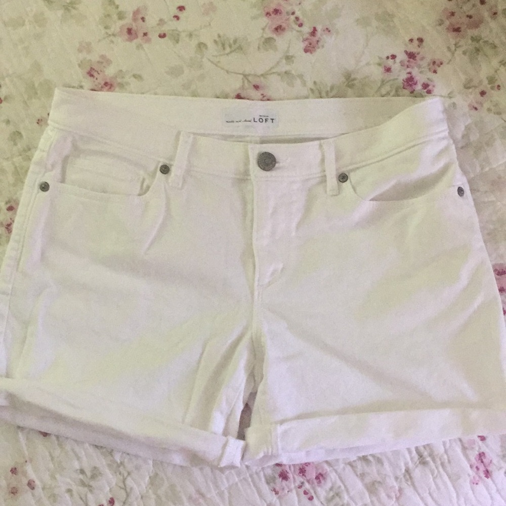 Loft shorts size 2/26..fits more like a 4!